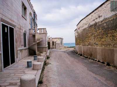 A questo punto pieghiamo sulla destra perch� un�altra stradina ci permette di raggiungere la costa...